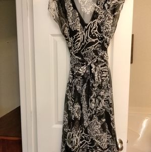 MIX IT Dress / size 8 / Black and white/Shell 100 % silk/ Lining 100% Poly.